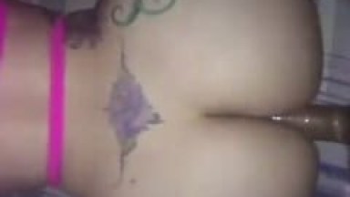 Rabuda Tatuada Fica de Quatro Rebolando a Seu Bundão na Rola do Seu Macho Enquanto Malandro Grava Esse Vídeo Caseiro Excitante – Caiu na Net