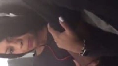 Morena Faz Cara de Tesão Enquanto Seu Namorado Toca Uma Siririca na Sua Bucetinha Dentro de um Avião Lotado e Ele Ainda Filma – Caiu na Net