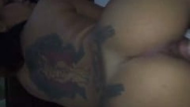 Tatuada Morena Boazuda Demais Quica Rebolando na Piroca do Seu Parceiro Deixando Ele Enlouquecido de Tesão Enquanto Filma – Xvídeos