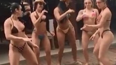 Gostosas Devassas e Exibidas Sensualizando Dançando a Música “Deu Onda” e Rebolam Suas Bundas Enormes Enquanto um Sortudo Filma Tudo – Xvídeos