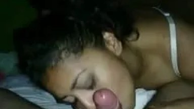 Morena Novinha Lambuza a Vara do Seu Macho de Saliva Lambendo as Laterais e Depois Faz Uma Garganta Profunda na Pressão – Xvídeos