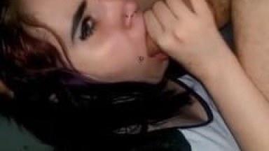 Ninfeta Safadinha Cheia de Piercings na Cara Paga um Boquete Sensacional Pro Seu Ficante Mais Velho Enquanto Ele Grava um Vídeo – SP