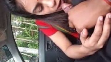 Ninfeta Morena Vai Dar Uma Volta de Carro Com Seu Namorado e Acaba Pagando um Boquetão Dentro do Veículo Até Engolir o Gozo – MA