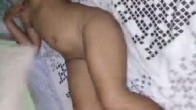 Dona de Casa Putinha se Exibe Peladinha e Depois Entra na Piroca do Seu Amante Gordinho Enquanto o Corno Grava um Vídeo – SP
