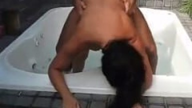 Esposinha Tesuda Grita de Tesão Transando Com o Amante na Banheira do Motel e Corno Manso Gravou um Vídeo Amador do Adultério – Caiu na Net