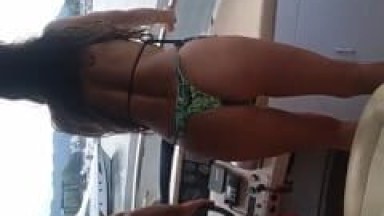 Delicinha Mercenária Vai Pra Lancha de Homem Rico e Começa a Rebolar Seu Bumbum Nervoso Enquanto Toca o Funk do Meu Pau te Ama – Caiu na Net