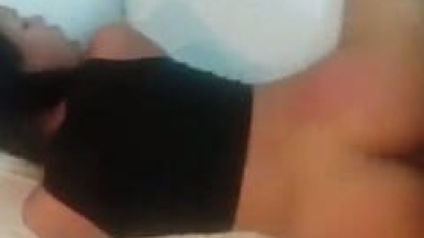 Malandro Leva Estagiária da Sua Empresa Pro Seu Cafofo, Mete a Vara na Vadia de Quatro e Goza na Camisinha Enquanto Filma Tudo – RJ