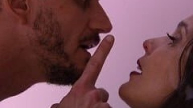 Escândalo no BBB 17: Marcos Agride a Sua Ficante Emilly Segurando Ela Peço Braço e Apontando o Dedo na Cara Dela Contra a Parede