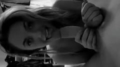 Gatinha Amadora Faz um Sexo Oral no Seu Parceiro Com Carinho, Lambuzando e Engolindo a Piroca Enquanto Ele Grava um Vídeo Caseiro – Caiu na Net