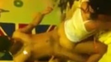 Amigos Levam Uma Ninfetinha Pra Casa e Enquanto um Mete a Rola na Vadia Com Vontade o Outro Filma a Putaria Louco Pra Entrar na Sacanagem – SP
