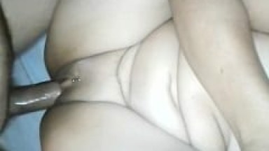 Casada de Piercing na Xoxota Levou Pirocada do Amante e Mamou Seu Corno Enquanto Ele Gravava um Vídeo do Ménage – Caiu na Net