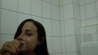 Ninfetinha Muito Gata Chupa e Toca Uma Bronha Pro Seu Parceiro Até Encher Sua Cara de Porra e Tarado Grava um Vídeo Caseiro do Oral – Xvídeos