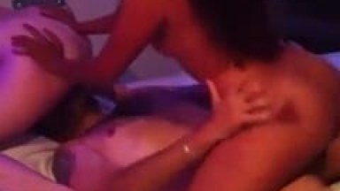 Casais Liberais Vão Pra Casa de Swing e um Marido se dá Benzão Com Uma Esposa Quicando na Sua Rola Enquanto Ele Chupa a Sua Puta – SP