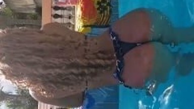 Mulatinha Cacheada Rebola Seu Rabo Sensacional, Sensualizando ao Som de Funk na Beira da Piscina Enquanto Sua Amiga Filmava – Caiu na Net
