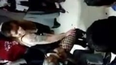 Dançarina Cachorra Faz a Alegria do Velhinho e dá Uma Surra de Buceta na Cara Dele e um Rapaz da Platéia Filma – Xvídeos