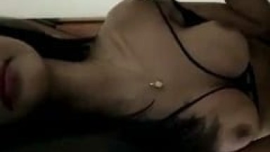 Moreninha de Peitos Perfeitos Fez um Strip Sensual em Frente ao Espelho do Banheiro e Fez Cara de Putinha Pra Câmera – Xvídeos