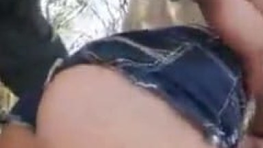 Casal de namorados trepando no meio do mato