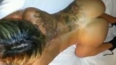 Loira Tatuada se Empinou Toda de Quatro e Pagou um Boquete Molhado Pro Seu Parceiro Enquanto Ele Gravava um Vídeo Amador – Caiu na Net