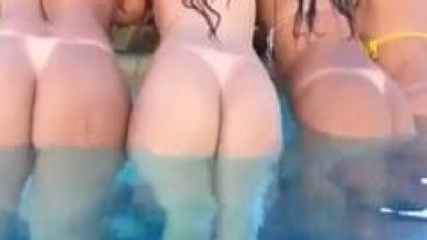Vadias Gostosas Perderam a Linha e Ficaram Peladinhas na Piscina Pra um Amigo Sortudo Filmar as Bundas Enormes Delas – Xvídeos