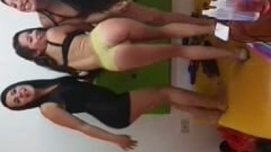 Amigas Ninfetinhas de São Gonçalo – RJ Rebolam Escutando Funk de Putaria e Mostram a Bucetinha Enquanto Outra Colega Filmava – Caiu na Net