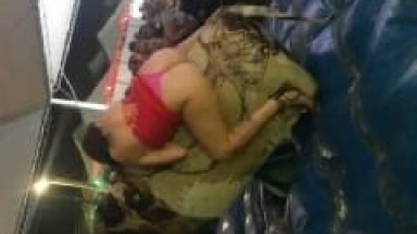 Gostosa Foi Brincar de Touro Mecânico de Vestido na Festa do Peão de Barretos – SP e Acabou Exibindo Seu Rabão Gostoso de Fio Dental – Xvídeos