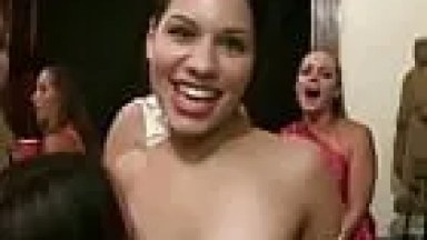 Uma deliciosa de novinha chupa uma rola e senta gostoso