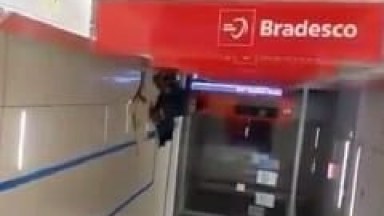 Flagra Real no Banco Bradesco Com Dois Mendigos Sem Vergonha Dando Uma Trepada Nervosa na Área dos Caixas Eletrônicos – Xvídeos