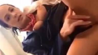 Aeromoça Muito Gostosa Aproveitou Pausa do Trampo Pra ir Se Masturbar no Banheiro do Avião e Ainda Gravou um Vídeo Fazendo Carinha de Tesão