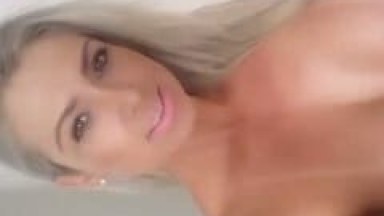 Linda loirinha se exibindo bem gostoso na frente da webcam