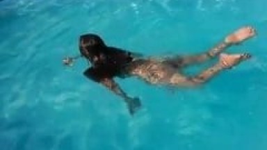 Esposa Muito Devassa de Angra Dos Reis – RJ Nadou Peladinha na Piscina Exibindo Seu Rabão Enquanto o Marido Filmava – Xvídeos