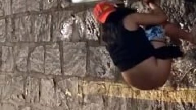 Amadora Gostosa Foi Mijar na Rua Deserta em Pleno Carnaval, Mas Foi Flagrada Por um Rapaz Que Estava no Muro ao Lado – Caiu na Net