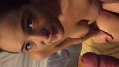 Jovem Amadora Deliciosa Mamou Olhando Com Cara de Safada e Engoliu a Porra Toda do Sortudo Sem Desperdiçar Uma Gota Enquanto Ele Filmava