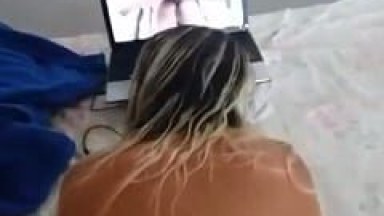 Lílian Loirinha do Bundão de Itaguaí – RJ Ficou de Quatro Assistindo Pornô no Notebook e Levando Pirocada na Buceta Até o Cara Gozar