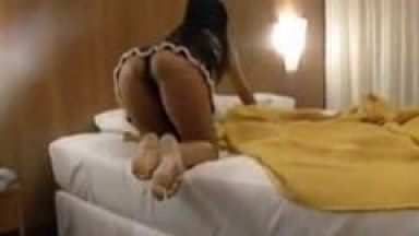 Morena Deliciosa Fez Uma Surpresa Pro Namorado e Colocou Uma Roupinha de Empregada Pra Fazer um Anal Delicioso Até o Cara Gozar Dentro – SP