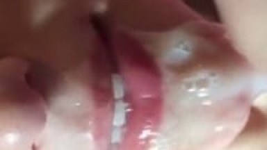 Ninfeta Gatinha Levou um Jato de Porra na Sua Boquinha de Veludo e Ficou Brincando Com o Gozo na Boca se Lambuzando Toda – Xvídeos