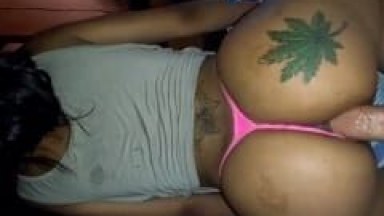 Morena da Bunda Espetacular Com Uma Tatuagem de Maconha Sentou Com o cu na Rola do Malandro de Uma Forma Excitante e Ele Filmou Tudo – Xvídeos