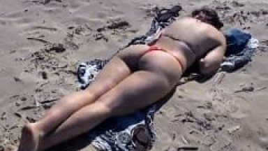 Marido corno filma esposa de fio dental na praia