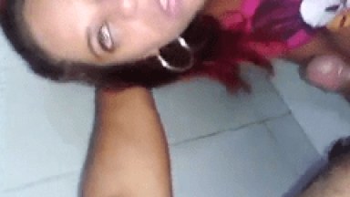 Janaina Magrinha de São José – RJ Mamou a Rola do Namorado e Deu Uma Olhadinha Pra Câmera Enquanto Malandro Filmava o Oral