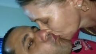 Marta Coroa Tesuda de Volta Redonda – RJ Pagou um Boquete Sensacional Pro Seu Parceiro e Deu um Beijão na Boca Dele Durante a Filmagem Amadora – Caiu na Net