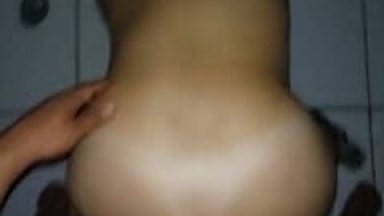 Corno filmou sua deliciosa esposa rabuda cavalgando na pica do macho