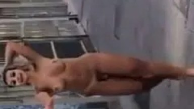 Cliente Abandonou Uma Travesti Gostosa no Meio da Rua Totalmente Pelada, e Ela Ficou Desorientada Andando em Público – RJ
