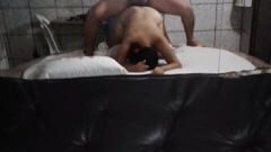 Marido Levou a Patroa Pra um Motel e Colocou Ela de Quatro na Cama Redonda Tomando Pirocada e Gemendo Alto Enquanto Ele Filmava – Caiu na Net