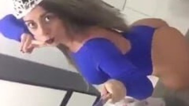 Video amador com loira gata se exibindo bem gostoso