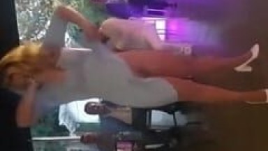 Coroa Gostosa Esqueceu Que Estava Sem Calcinha e Começou a Dançar na Festa de Casamento Mostrando Tudo Quando Levantava o Vestido – Xvídeos