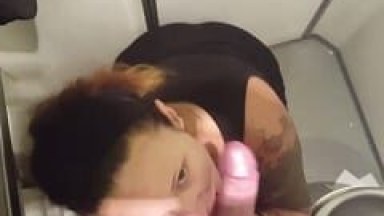 Amadora Safada Foi Pro Banheiro do Avião Com Seu Parceiro e Pagou um Boquete Molhado Enquanto Ele Filmava – Caiu na Net