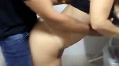 Pai comendo sua filha ninfetinha e sua esposa vagabunda gostosa