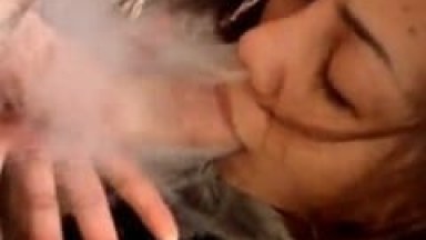 Amadora Tarada Fuma Enquanto Paga Boquete e Solta Fumaça Durante o Oral Parecendo Que Ela Está Fumando um Charuto de Carne – Xvídeos
