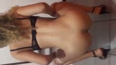 Luíza Gostosinha de São Luís – MA Fez um Strip Rebolando Até o Chão Com Som de Funk e Seu Parceiro Gravou um Vídeo Caseiro