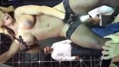 Stripper Devassa Beija Cliente na Boca Assim Que Chega no Palco e Deixa a Rapaziada Tirar Uma Casquinha do Seu Corpo Perfeito – Caiu na Net