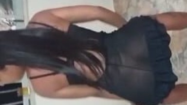 Gabriella da Silva Moreninha Rabuda de Duque de Caxias – RJ Dançou Rebolando Sem Calcinha de Camisola Enquanto Seu Namorado Filmava – Caiu na Net